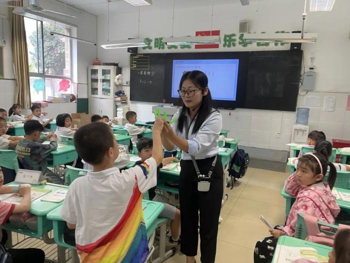 未央区小学数学学科中心组走进百花小学