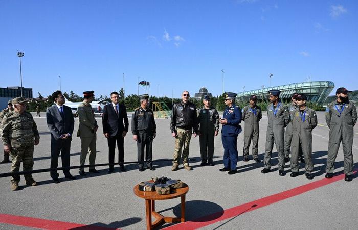 阿塞拜疆空军接收“雷电”战机 阿总统亲乘点赞