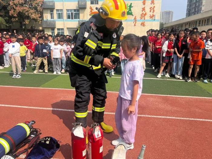 西安市浐灞第二十一小学开展消防安全知识教育系列活动