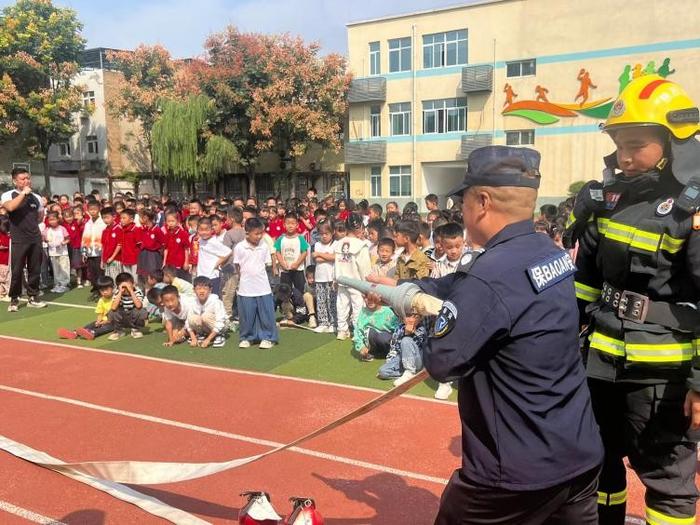 西安市浐灞第二十一小学开展消防安全知识教育系列活动