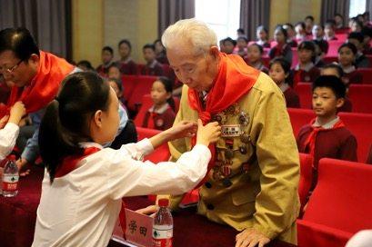 老英雄小学生 迎国庆话峥嵘 郑州龙门实验学校组织开展爱国主义教育宣讲报告会