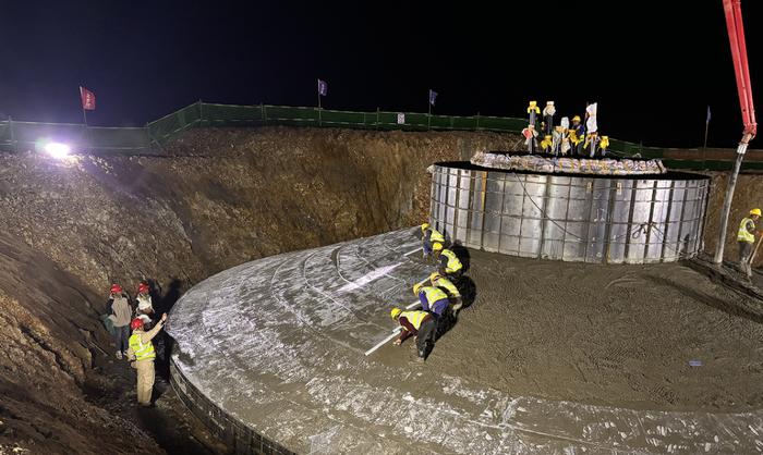 追光逐电！这个“国家大型风电光伏基地项目”完成首台风机基础浇筑