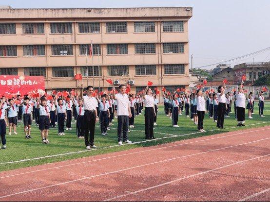 岳塘区江滨学校师生同唱红歌迎国庆