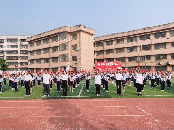 岳塘区江滨学校师生同唱红歌迎国庆