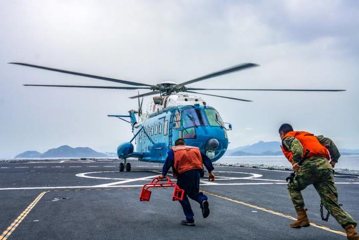 南海某海空域，数架战机呼啸升空