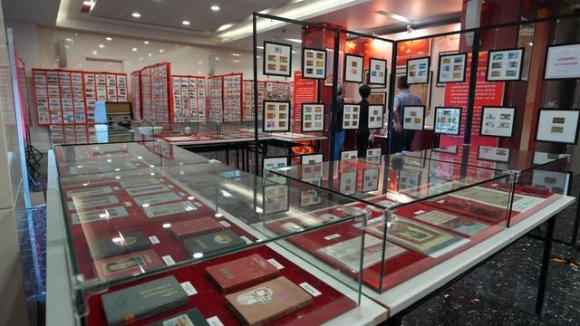 中国工商银行上海闸北支行举办职工红色藏品展