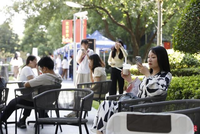 闵行新开音乐集市，越剧青年与企业白领共享午间漫时光