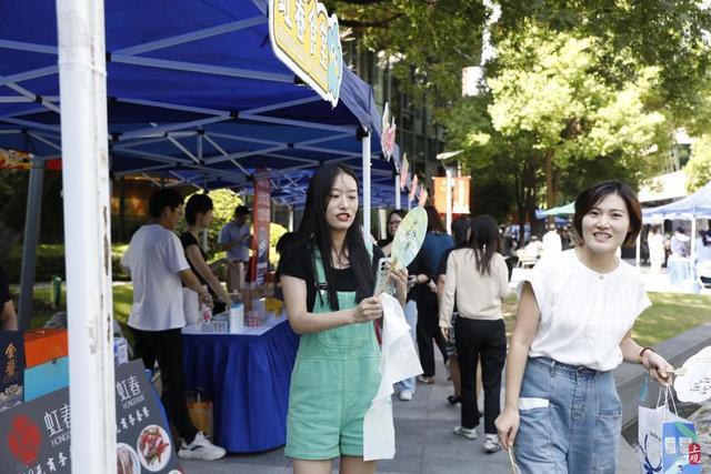 闵行新开音乐集市，越剧青年与企业白领共享午间漫时光