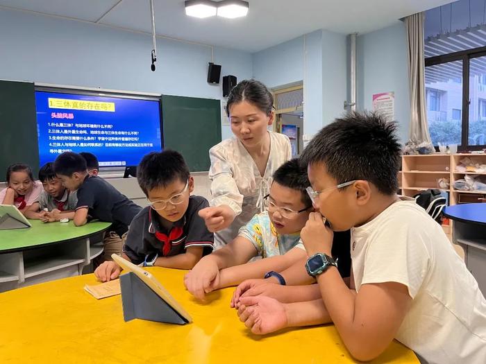 合肥市朝霞小学天文与地球科学社团首课圆满开讲