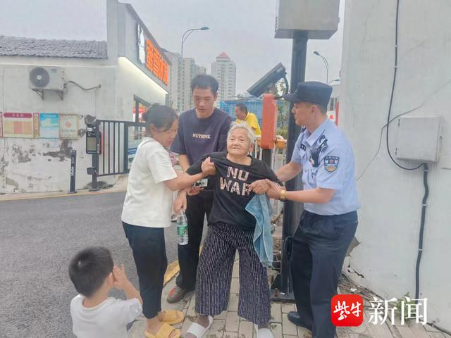 85岁老人街头走失，社区+民警合力找回，半小时内安全送返家中