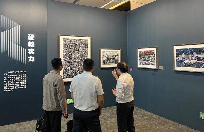 中国一汽红旗品牌联合策展 “国社之镜·世纪光影”新华社新闻摄影展在京开展