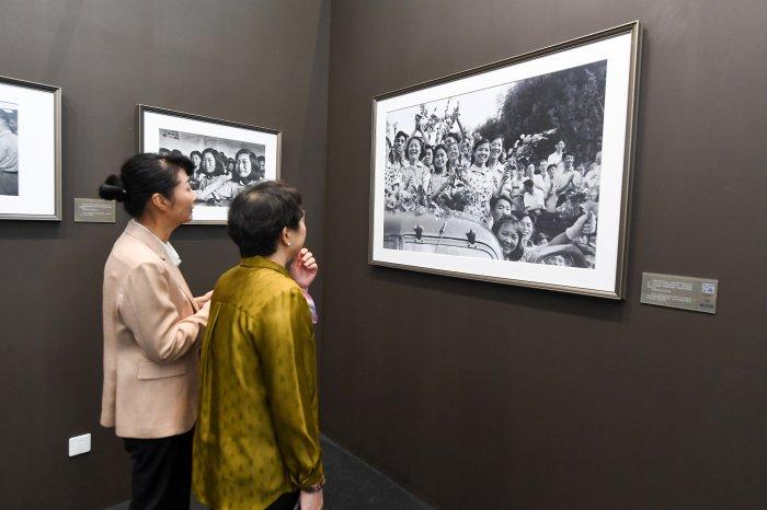 中国一汽红旗品牌联合策展 “国社之镜·世纪光影”新华社新闻摄影展在京开展