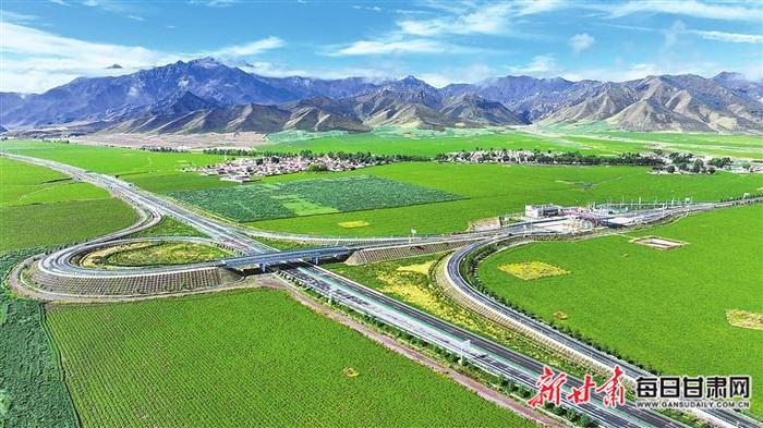 【图片新闻】张扁高速公路与田园、村庄、山峦交相辉映