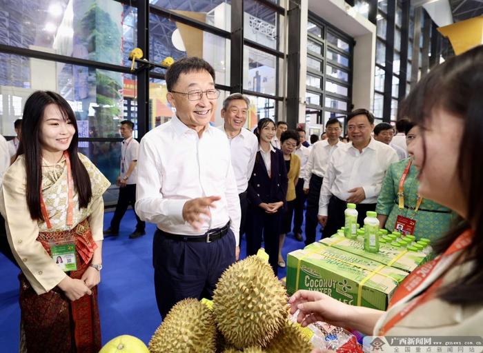 刘宁巡视第21届东博会展馆并看望慰问东博会、峰会工作人员