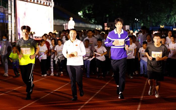 庆祝新中国成立75周年，奥运冠军领跑北科大师生健康跑