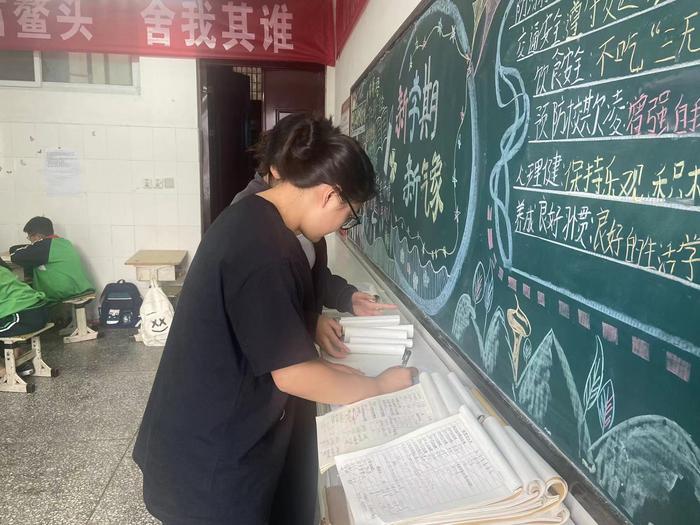 南召县马市坪乡中心小学：作业展评树榜样  笔尖生华共争辉