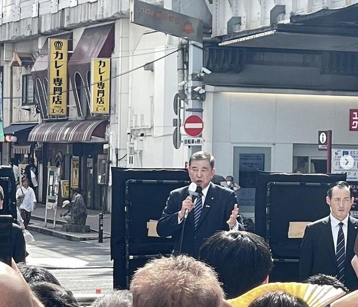在街头竞选演讲的石破茂。(图源:社交媒体)
