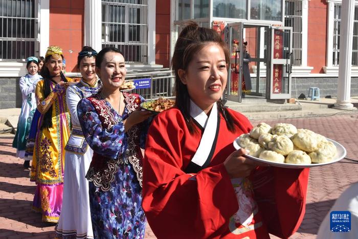 铸牢共同体 中华一家亲丨天山南北唱新歌：新疆塔城多民族社区生活丰富多彩