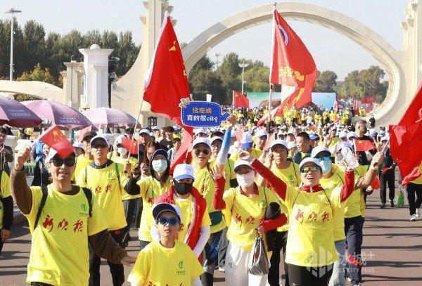 醉美金秋庆华诞 千人合唱送祝福丨新晚报万人徒步大赛·国庆专场“红”满城