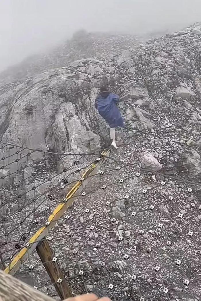 游客擅自翻越玉龙雪山护栏进入未开放区域，景区：有安全提示，只能口头警告