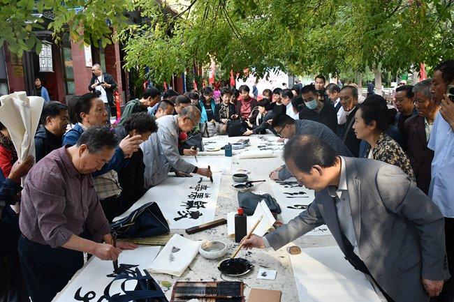 兰州市离退休干部举办书画作品展、花卉盆景联展