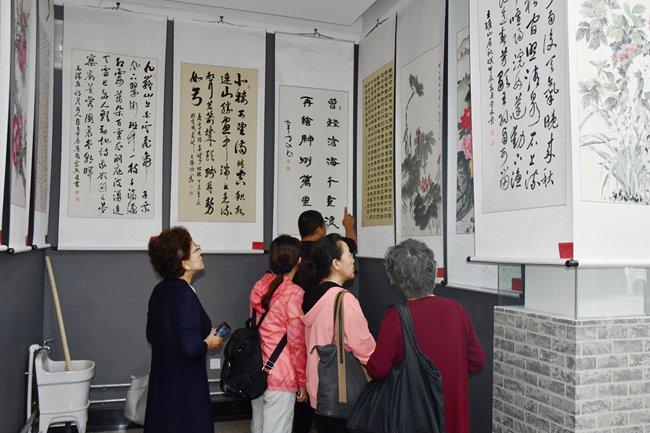 兰州市离退休干部举办书画作品展、花卉盆景联展