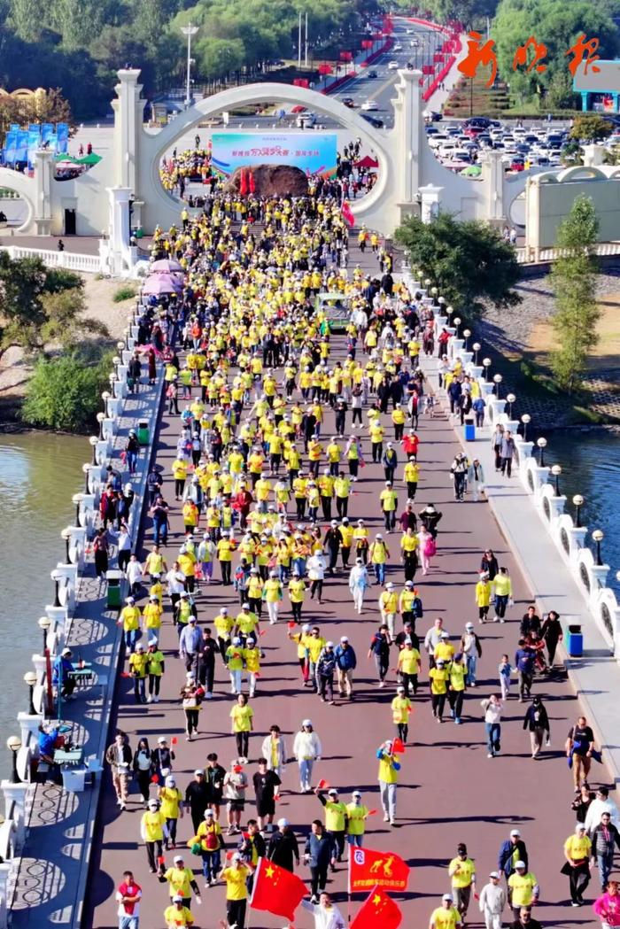 醉美金秋庆华诞 千人合唱送祝福丨新晚报万人徒步大赛·国庆专场“红”满城