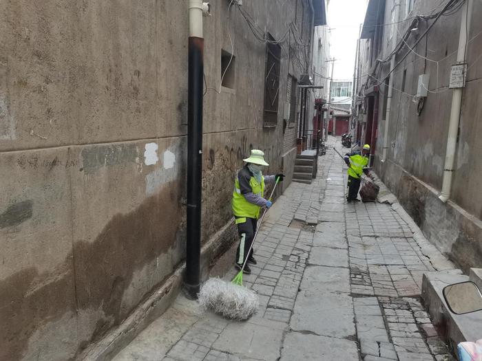 兰州城关环卫：整治背街小巷 让都市“暗角”焕发光彩