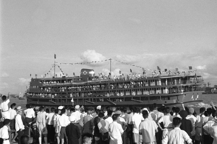 1954年9月6日,我国自制的第一艘大客轮“民众号”从上海离岸前往湖北宜昌,开始了它在长江上的首航。新华社记者 范杰 摄