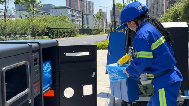 迎国庆假期大客流 本市环卫进一步优化设置道路废物箱