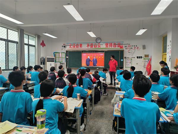 郧西县思源实验学校：向榜样学习 立报国志向