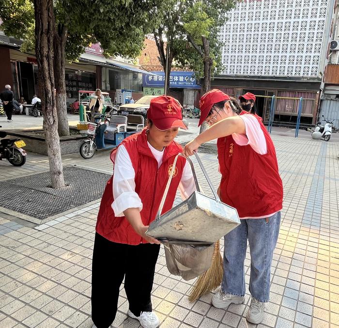 迎国庆  唱响志愿精神——内乡县幼儿园三分园迎国庆教师志愿服务活动