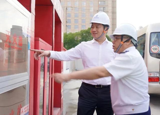 区领导调研检查节前安全生产和市场保供工作