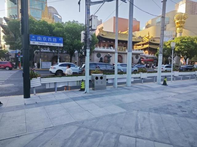 迎国庆假期大客流 本市环卫进一步优化设置道路废物箱