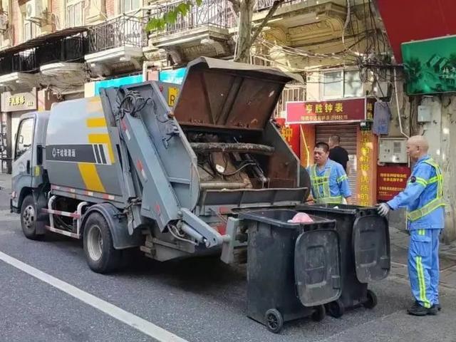 迎国庆假期大客流 本市环卫进一步优化设置道路废物箱