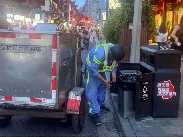 迎国庆假期大客流 本市环卫进一步优化设置道路废物箱