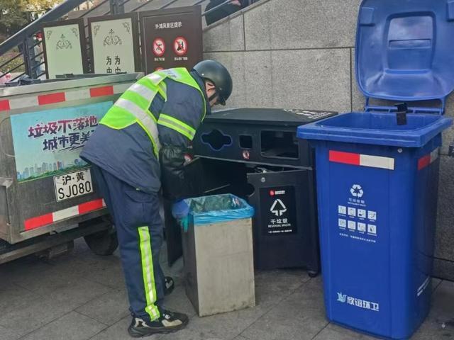 迎国庆假期大客流 本市环卫进一步优化设置道路废物箱