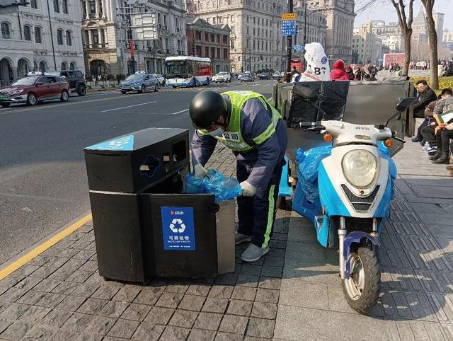 迎国庆假期大客流 本市环卫进一步优化设置道路废物箱