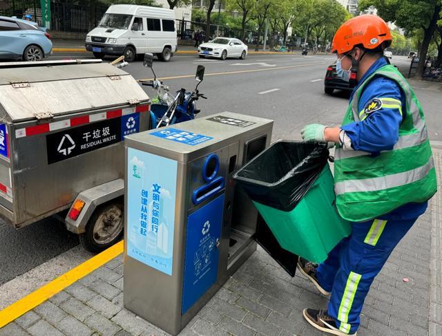 迎国庆假期大客流 本市环卫进一步优化设置道路废物箱