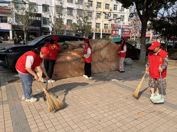 迎国庆  唱响志愿精神——内乡县幼儿园三分园迎国庆教师志愿服务活动