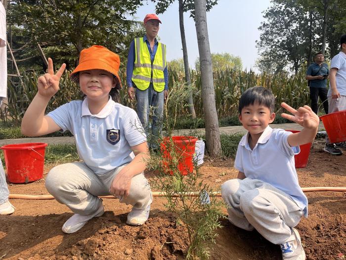 “护”百年古树 “植”绿色未来济南市“全民义务植树+古树研学”活动走进济南植物园