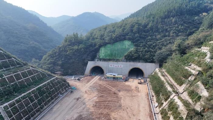 陕西麟法高速野河山隧道左线贯通