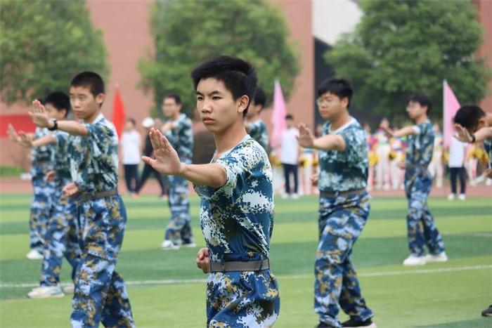 十堰高级职业学校举行第28届秋季运动会