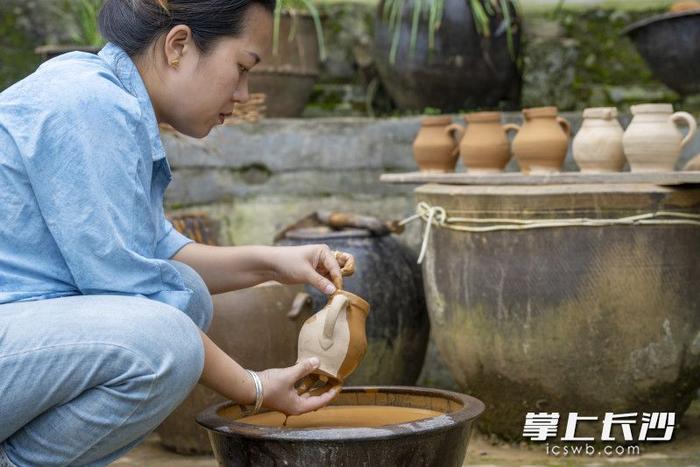 泥韵流芳——邱超与她的十里黑陶梦丨映像湖湘