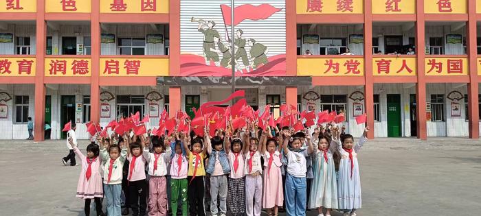 方城县独树镇实验小学“双减”政策下创意献礼祖国华诞——“我和国旗合个影”与手势舞展示活动纪实