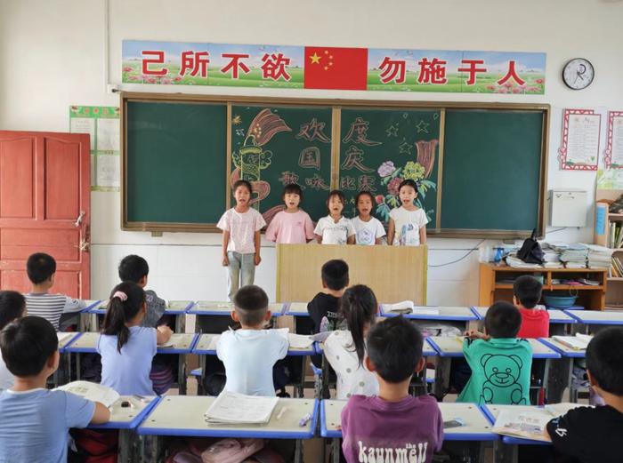 童心庆华诞 我爱中国红——新野县施庵镇第一中心小学举行庆国庆诗歌朗诵比赛