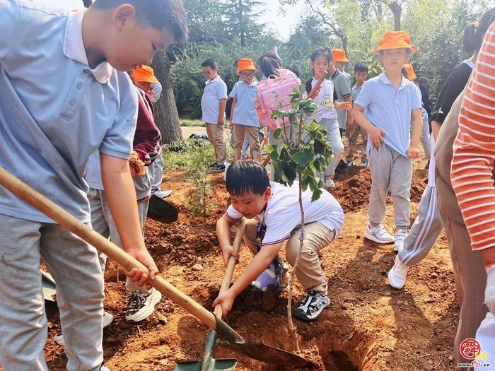 “护”百年古树 “植”绿色未来济南市“全民义务植树+古树研学”活动走进济南植物园