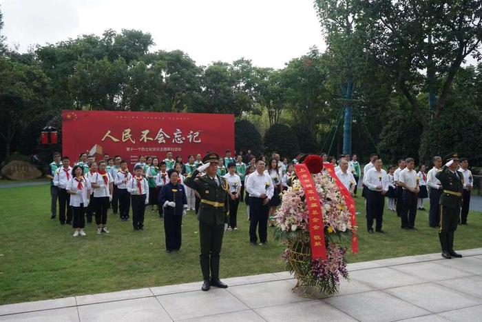 第十一个烈士纪念日：上海市民群众祭扫传承英烈精神