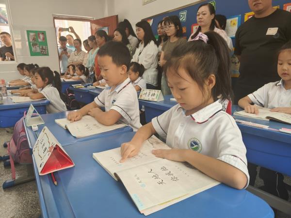 常规有序从“一”开始——人民小学澳门街校区开展行为习惯养成教育展示暨主题家长会