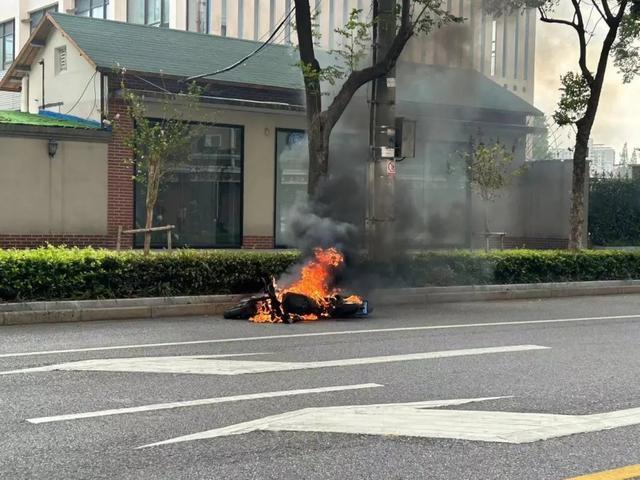 突发！电动车自燃，环卫工人火线救援5分钟化解险情！